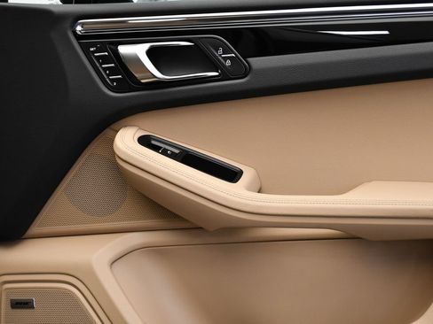 Certified 2025 Porsche Macan AWD/4WD image 47