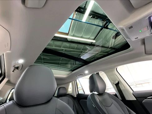 Used 2025 Volkswagen Tiguan SE w/ Panoramic Sunroof Package image 24