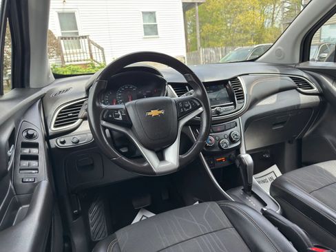 Used 2019 Chevrolet Trax LT w/ LT Convenience Package AWD/4WD image 28
