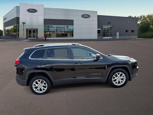 Used 2017 Jeep Cherokee Latitude w/ Cold Weather Group AWD/4WD image 10