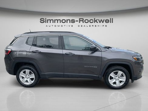 Used 2022 Jeep Compass Latitude image 4