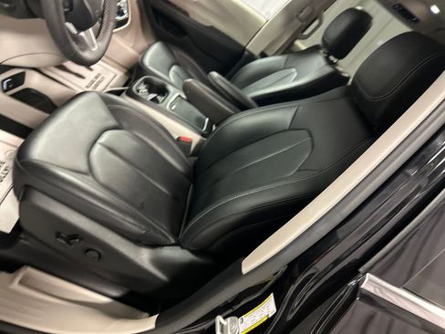 Used 2024 Chrysler Pacifica Touring-L image 12