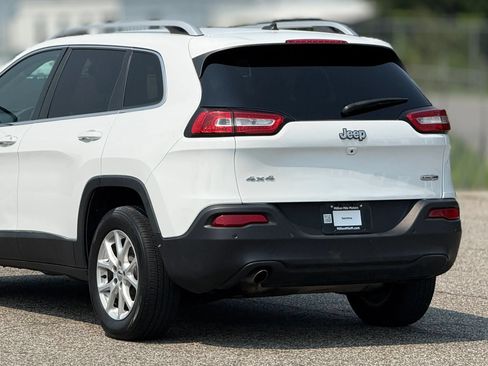 Used 2017 Jeep Cherokee Latitude w/ Safety/Convenience Group AWD/4WD image 16