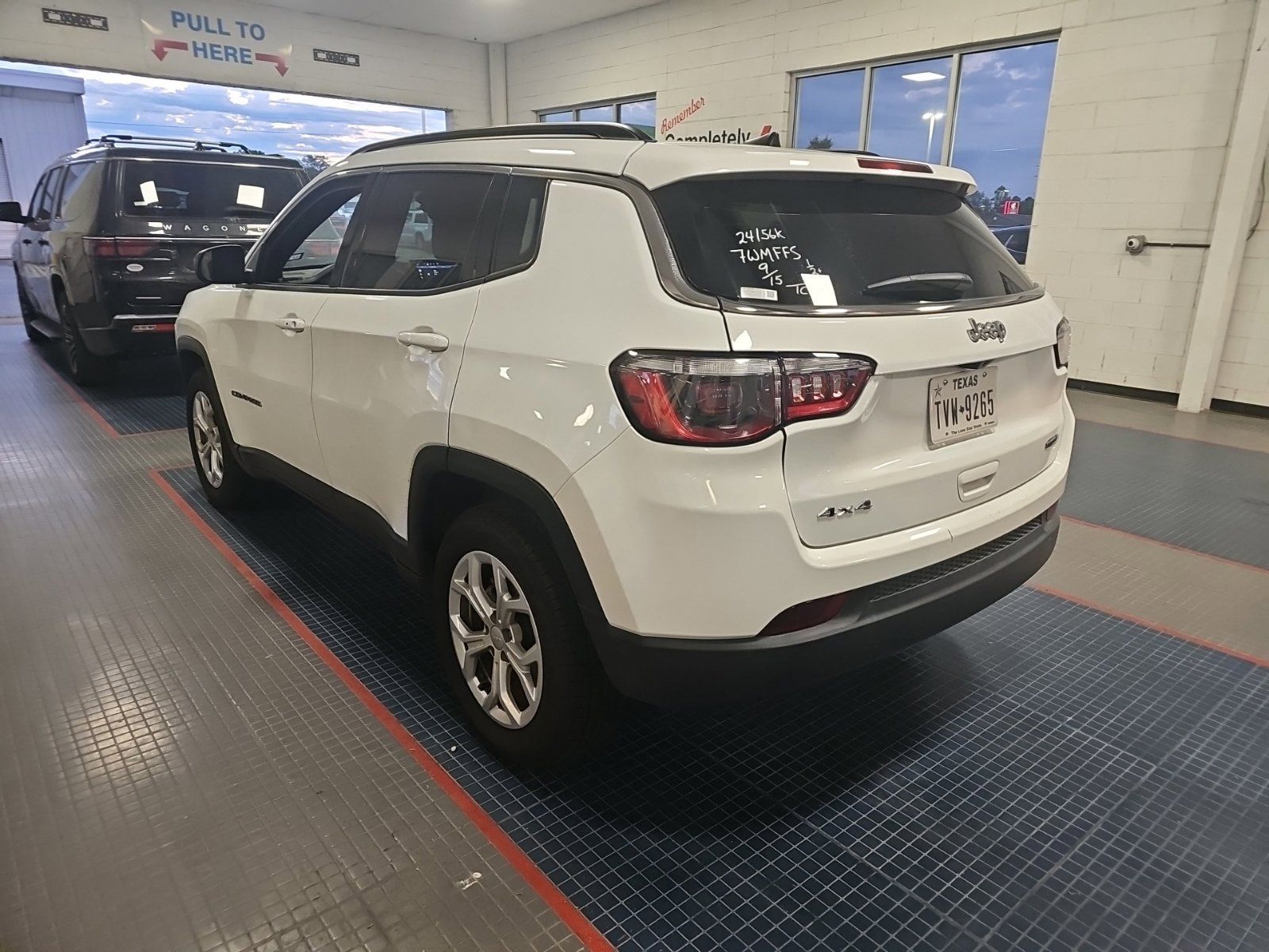 Used 2024 Jeep Compass Latitude AWD/4WD image 4