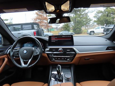 Used 2021 BMW 530i xDrive w/ Premium Package image 17
