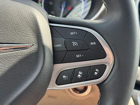 Used 2023 Chrysler Pacifica Touring-L FWD image 21