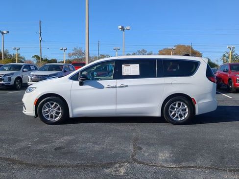 Used 2024 Chrysler Pacifica Touring-L FWD image 9