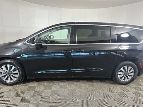 Used 2023 Chrysler Pacifica Touring-L FWD image 5