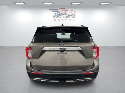 Used 2021 Ford Explorer XLT w/ Equipment Group 202A image 5