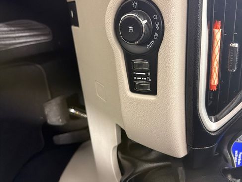 Used 2022 Chrysler Pacifica Touring-L FWD image 13