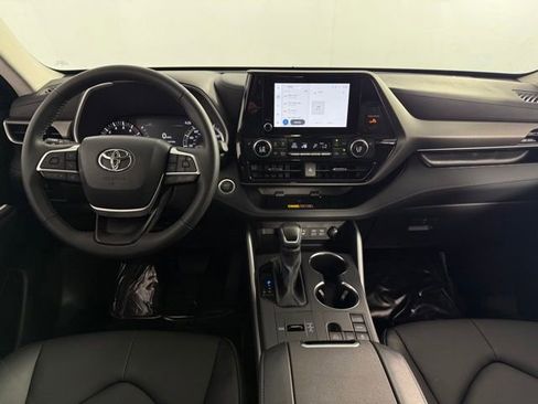 Used 2025 Toyota Highlander XLE FWD image 25