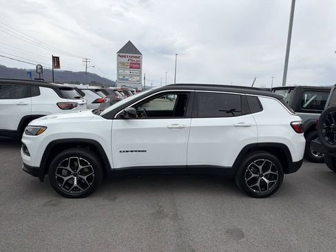 Used 2025 Jeep Compass Limited image 10
