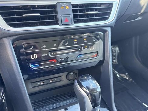 Certified 2025 Volkswagen Taos SE w/ Panoramic Sunroof Package image 21