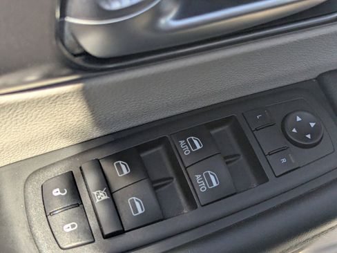 Used 2023 Chrysler Pacifica Touring-L image 20