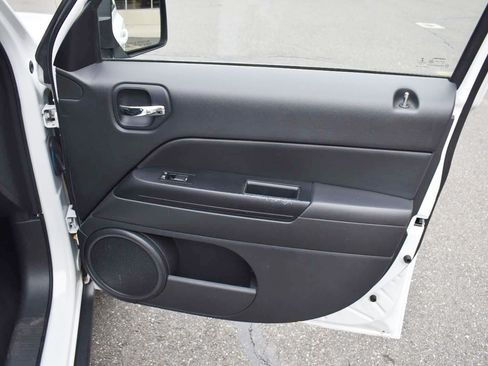 Used 2014 Jeep Patriot High Altitude FWD image 39