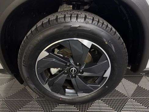 Used 2025 Nissan Rogue SV FWD image 12