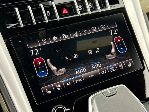 Used 2021 Lamborghini Urus AWD/4WD image 18