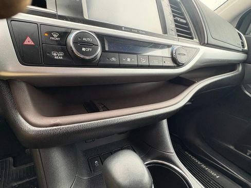 Used 2018 Toyota Highlander XLE image 6
