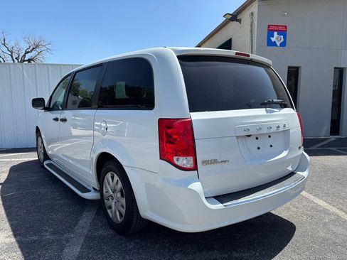 Used 2019 Dodge Grand Caravan SE w/ UConnect Hands-Free Group FWD image 3