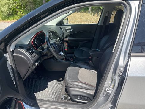 Used 2019 Jeep Compass Trailhawk w/ Cold Weather Group AWD/4WD image 9