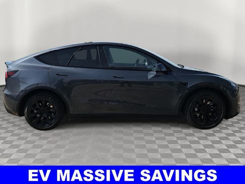 Used 2022 Tesla Model Y Long Range image 2