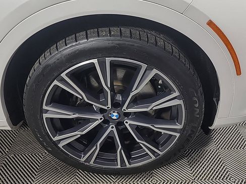 Used 2022 BMW X7 xDrive40i w/ Luxury Seating Package image 3