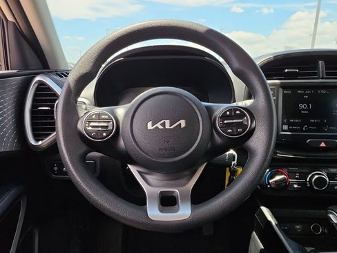Used 2023 Kia Soul LX w/ LX Technology Package FWD image 19