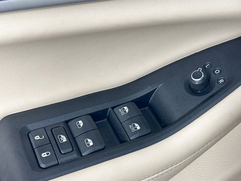 Used 2023 Jeep Grand Cherokee L Limited w/ Luxury Tech Group II image 18