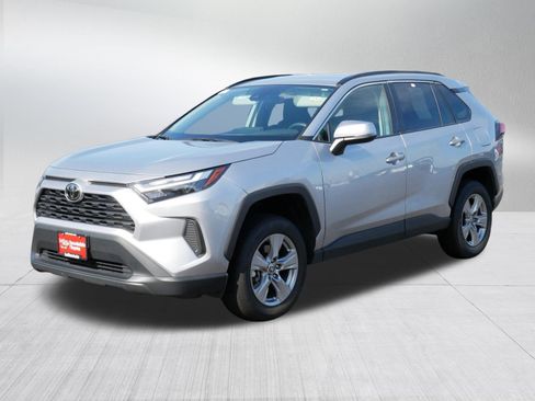 Used 2025 Toyota RAV4 XLE AWD/4WD image 3