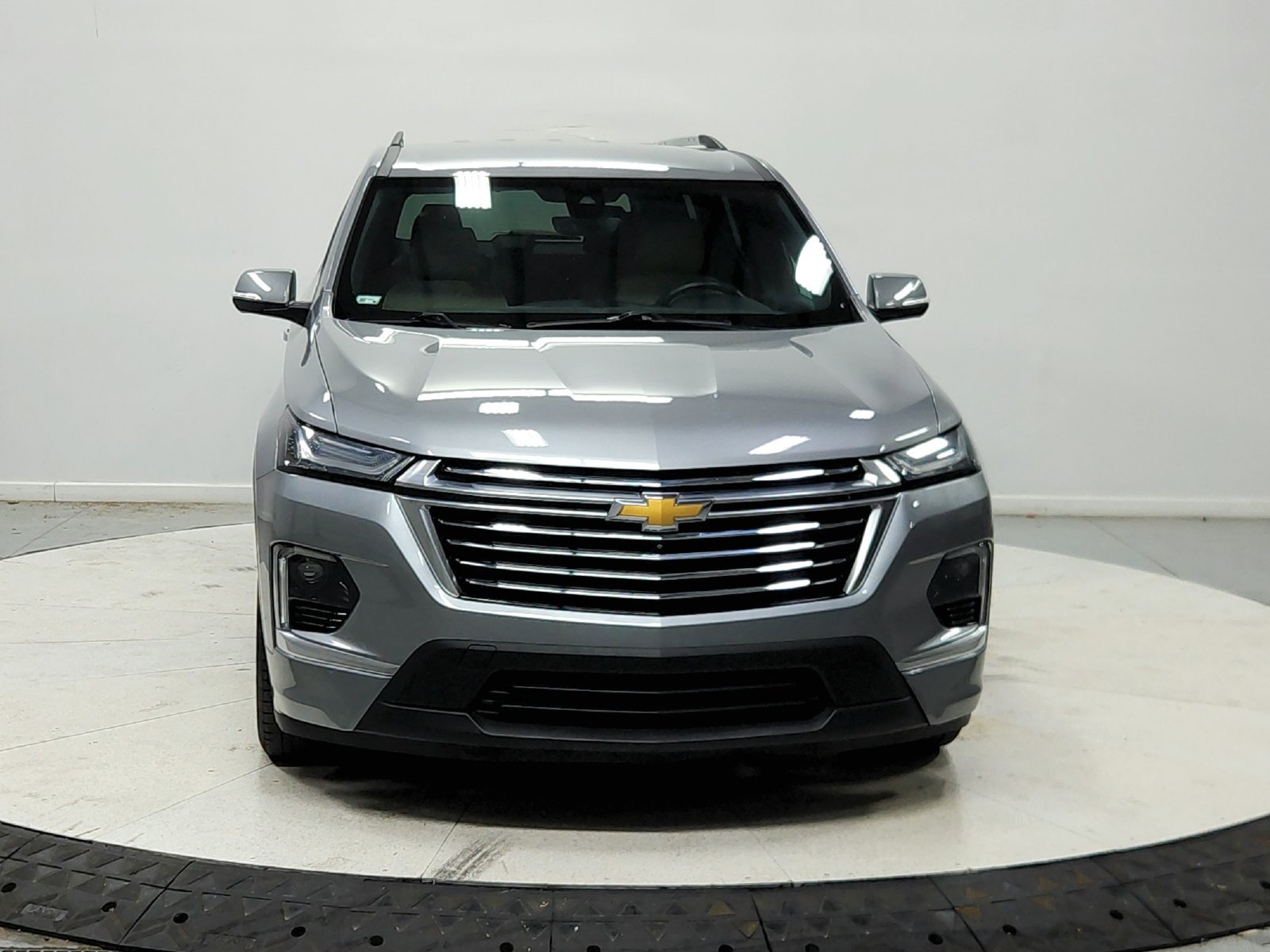 Used 2023 Chevrolet Traverse Premier FWD image 3