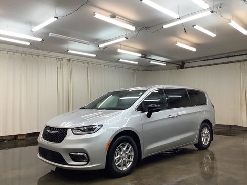New 2026 Chrysler Pacifica Select FWD image 1