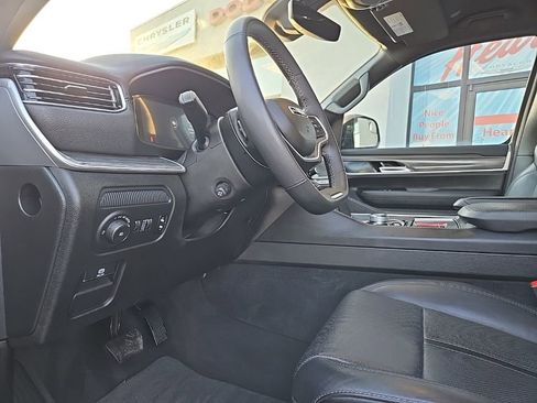 Used 2024 Jeep Wagoneer Series II AWD/4WD image 36