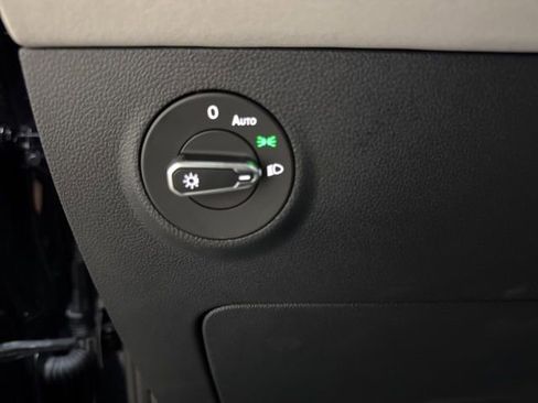 Certified 2025 Volkswagen Taos SE w/ Panoramic Sunroof Package image 18