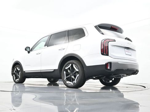 Used 2024 Kia Telluride EX w/ EX Captain's Chair Package image 38