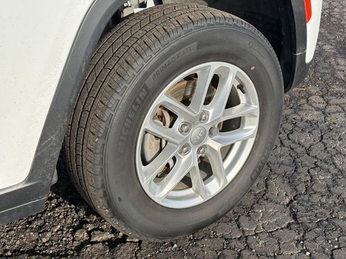 Used 2023 Jeep Grand Cherokee Laredo w/ Luxury Tech Group I image 9