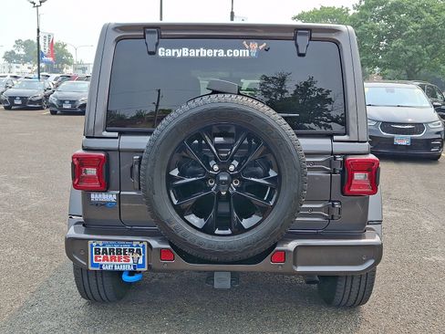 Used 2021 Jeep Wrangler Unlimited Sahara AWD/4WD image 5