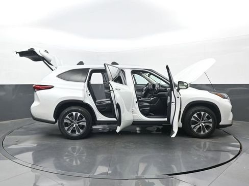 Used 2022 Toyota Highlander XLE image 35