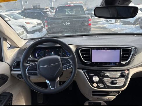 Used 2023 Chrysler Pacifica Touring-L image 9