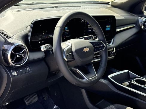 Used 2025 Chevrolet Equinox LT FWD image 9