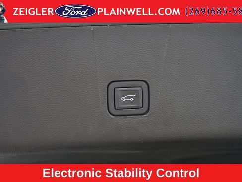 Used 2023 Chevrolet Traverse LT w/ LT Premium Package AWD/4WD image 11