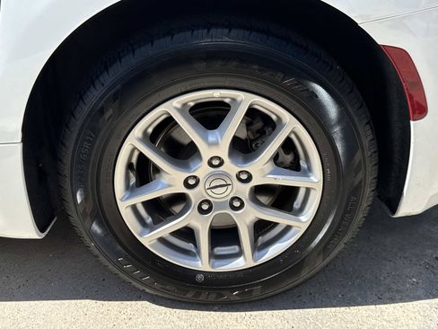 Used 2024 Chrysler Pacifica Touring-L FWD image 4