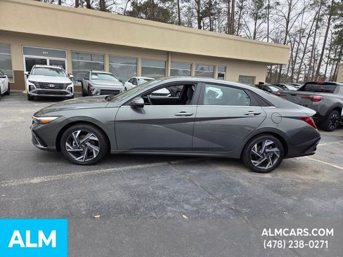 Used 2025 Hyundai Elantra Limited image 2