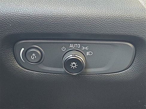 Used 2023 Chevrolet Traverse LT image 18