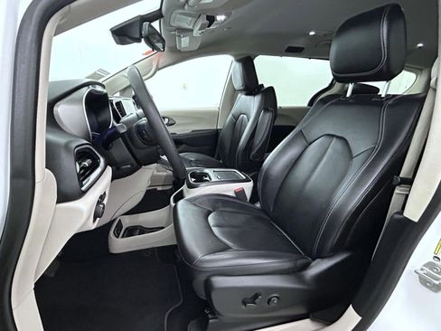Used 2024 Chrysler Pacifica Touring-L FWD image 10