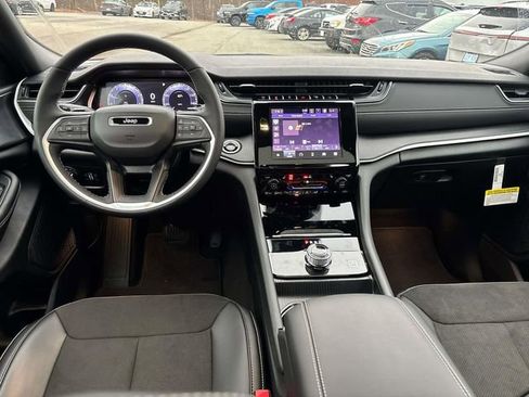 New 2025 Jeep Grand Cherokee Altitude image 7