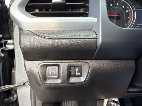 Used 2023 GMC Acadia SLT image 33