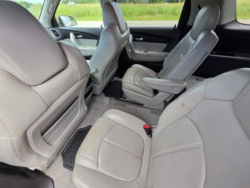 Used 2009 GMC Acadia SLT w/ Visibility Package FWD image 4