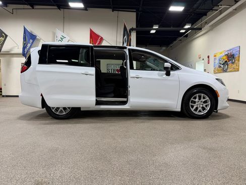 Used 2020 Chrysler Voyager LX FWD image 22