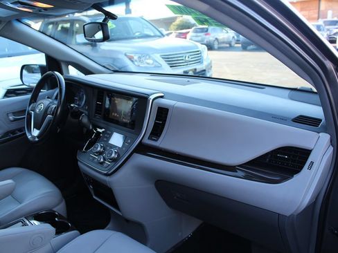 Used 2016 Toyota Sienna XLE FWD image 20
