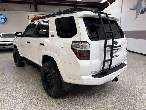 Used 2020 Toyota 4Runner SR5 AWD/4WD image 5